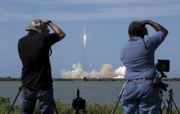 Частная компания SpaceX успешно запустила груз к МКС
