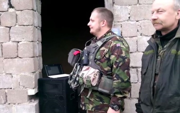 Бойцы АТО  мучают  сепаратистов гимном Украины