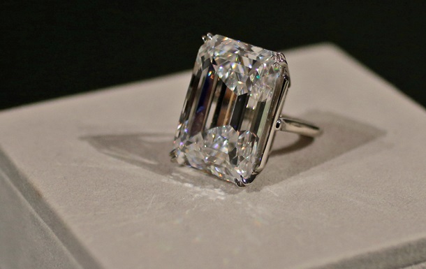 На аукціоні Sotheby s продали білий діамант вагою понад 100 каратів