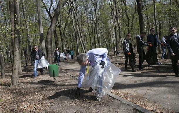 Посол США збирав сміття у київському парку