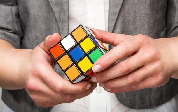 Руки-молнии: тинейджер побил рекорд по скорости сборки кубика Рубика