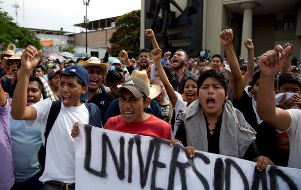 Студенти розгромили будівлю Міносвіти штату у Мексиці