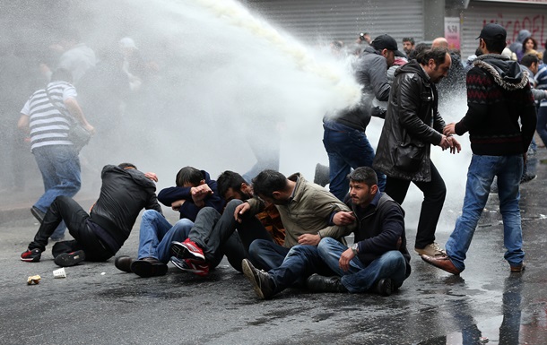 У Стамбулі розігнали демонстрантів Першотравня, затримано до 100 осіб