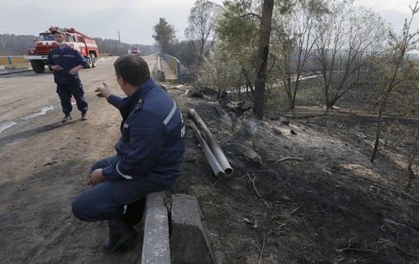 Спасатели прочесывают пожароопасные районы в лесу Чернобыля