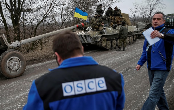 Сотрудники ОБСЕ попали под обстрел на Донбассе