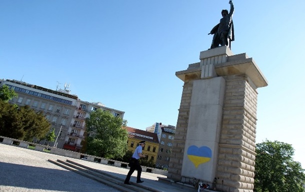 В Чехии на скульптуре красноармейца нарисовали  украинское сердце 