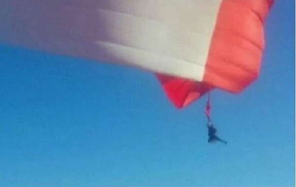Віднесений вітром: мексиканського солдата прапор підняв у небо