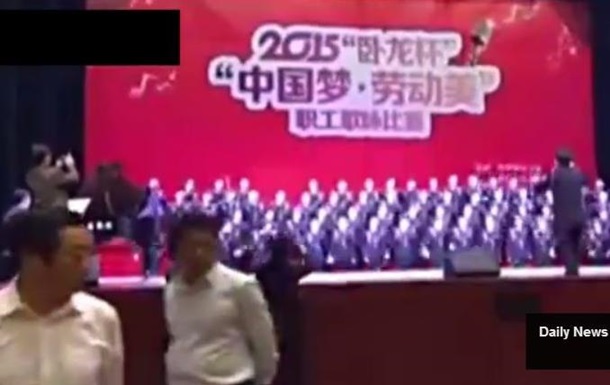 У Китаї під час репетиції хор провалився під сцену