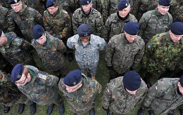 Коморовський: Польща - партнер України, але відправляти солдат не буде