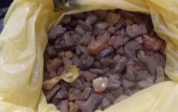 Гражданин Литвы пытался вывезти из Украины 35 кг янтаря