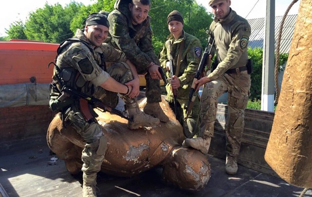 Ленинопад продолжается: снесли памятники в Курахово и Красном Лимане