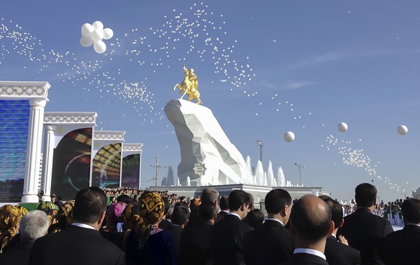 В Туркмении установили 20-метровый позолоченный памятник президенту