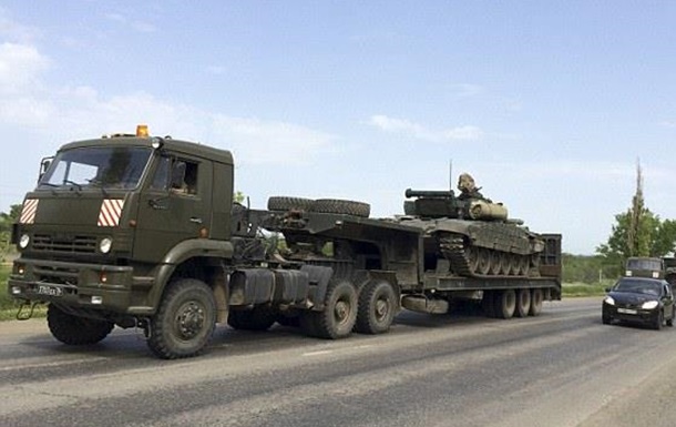 После «Ураганов», на границе России и Украины зафиксировали колону танков