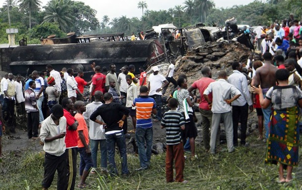 У Нігерії бензовоз врізався у зупинку: загинули близько 70 осіб