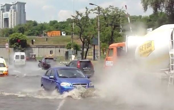 У Києві прорвало трубу з гарячою водою