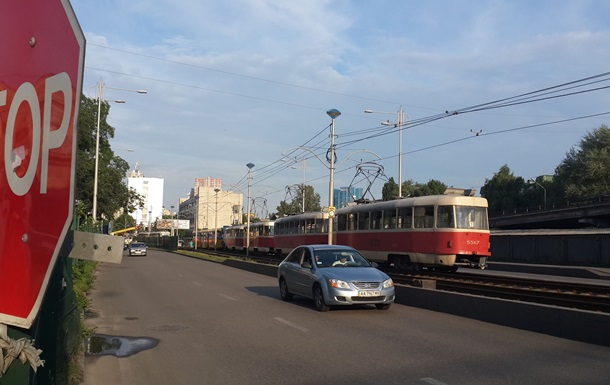 В Киеве из-за аварии остановились скоростные трамваи
