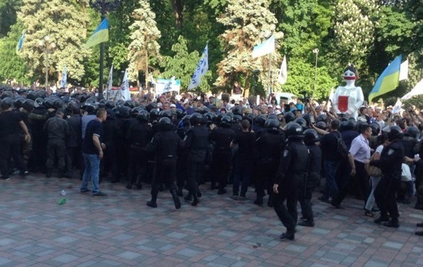 Задержаны подозреваемые в бросании дымовых шашек на митинге в Киеве