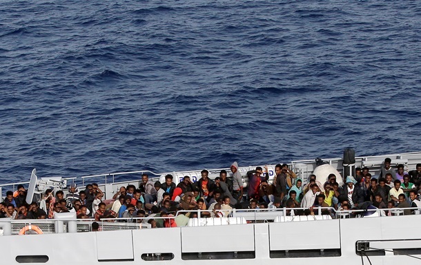 Кораблі ЄС рятують у Середземному морі близько трьох тисяч мігрантів