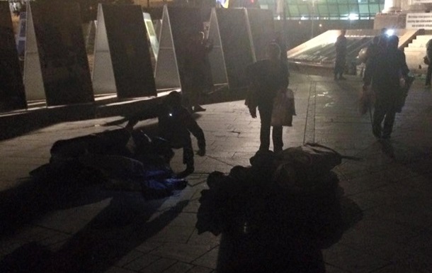 Міліціонери знайшли у знесених наметах на Майдані алкоголь і шприц
