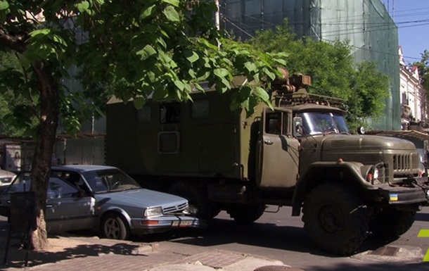 В Одессе произошло ДТП с участием военного грузовика