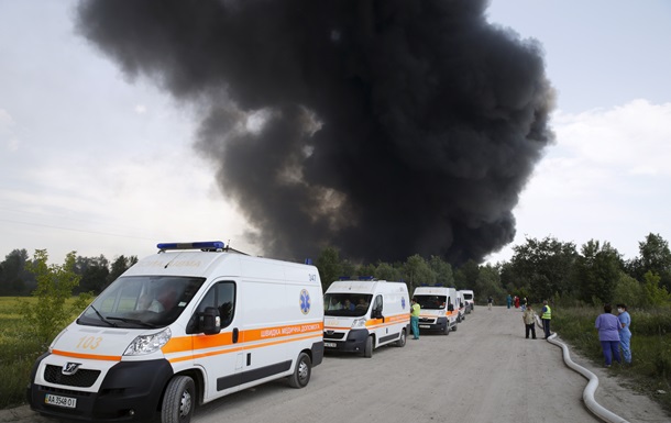 Россия предложила Украине помощь в тушении пожара на нефтебазе