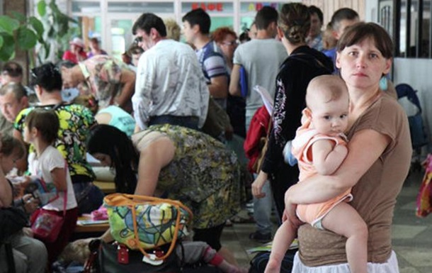 Из-за войны на Донбассе 880 тыс. украинцев уехало из страны 