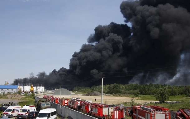 На горящей нефтебазе под Киевом произошел взрыв – СМИ