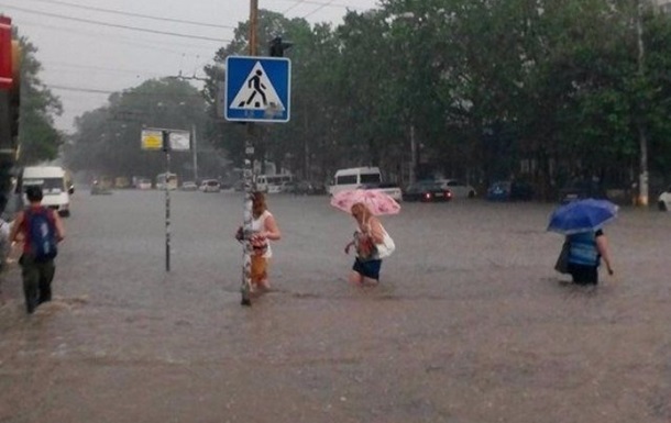 Сильна злива затопила Сімферополь