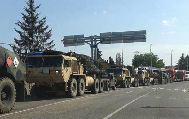 В Венгрии на границе с Украиной заметили колонну военной техники 