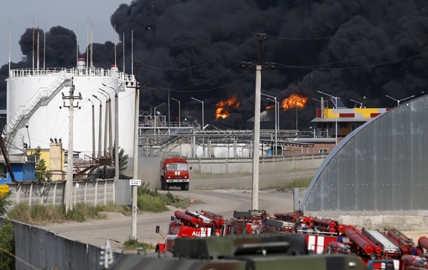 Пожар на нефтебазе под Киевом: спасатели ждут, пока догорят шесть цистерн