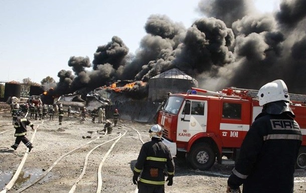 Пожар на нефтебазе под Киевом практически ликвидирован
