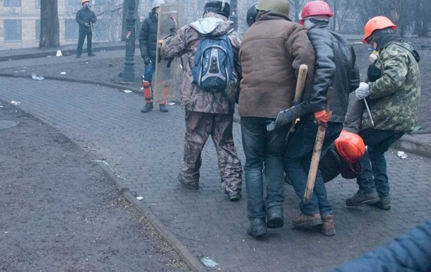 Затримано чотирьох міліціонерів, які роздавали  тітушкам  зброю на Майдані