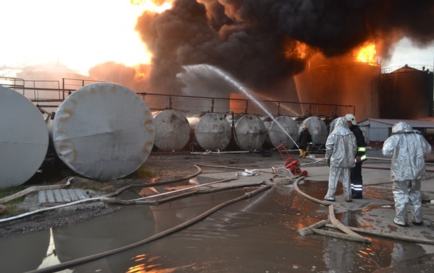 Названы основные версии пожара на нефтебазе под Киевом
