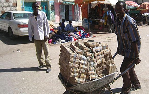 В Зимбабве за доллар дают квадриллионы местной валюты