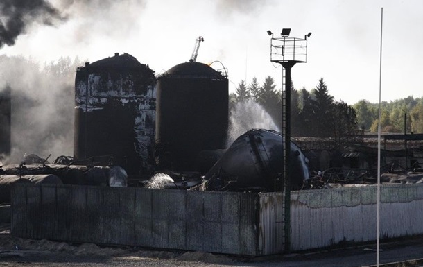 На нефтебазе под Киевом продолжает гореть один резервуар 