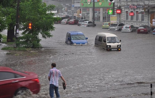 Сильный ливень затопил Днепропетровск 