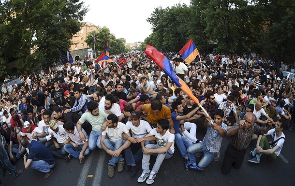 Депутаты в Ереване встали  живой стеной  между протестующими и полицией   