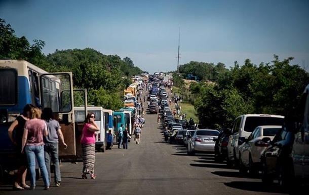 На выездах из ДНР километровые очереди