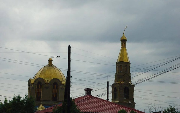 У Луганську шквальний вітер вирвав дерева і погнув хрести на церквах