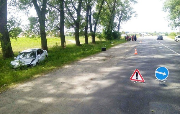 У Хмельницькій області автомобіль на смерть збив дівчину і дитину