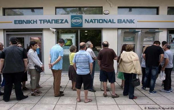 Греки штурмуют банкоматы, оппозиция требует отставки Ципраса