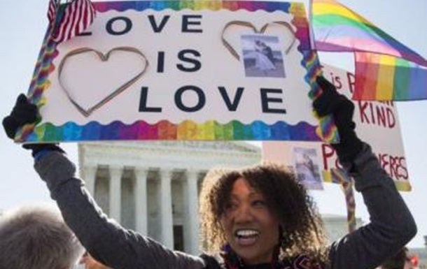Верховный суд США объявил право на однополые пары по всей стране.