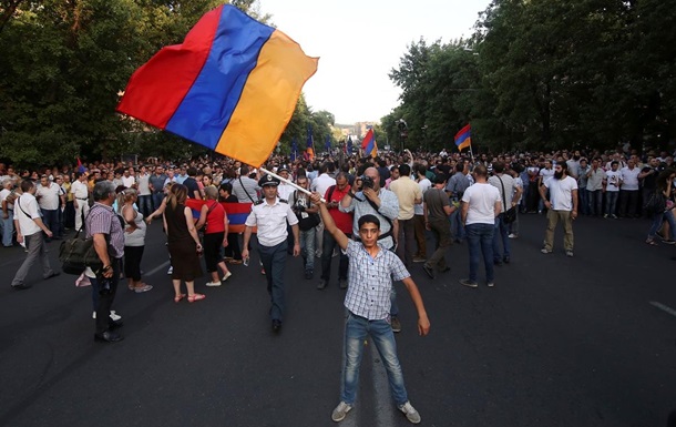 Мітингувальники в Єревані відмовилися розходитися, незважаючи на поступки влади