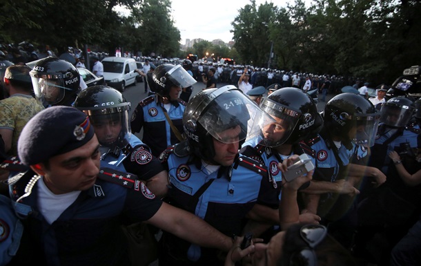 В Ереване сидячая забастовка. Часть протестующих покорилась полиции
