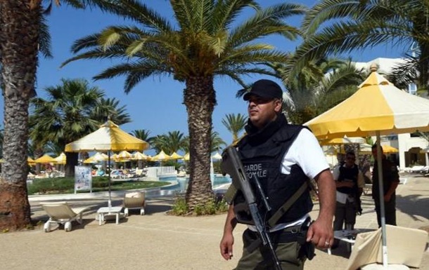 На пляжах Туниса появились сотни полицейских с оружием