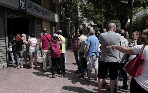 Греки, в отличие от туристов, смогут снять в банкоматах только 60 евро