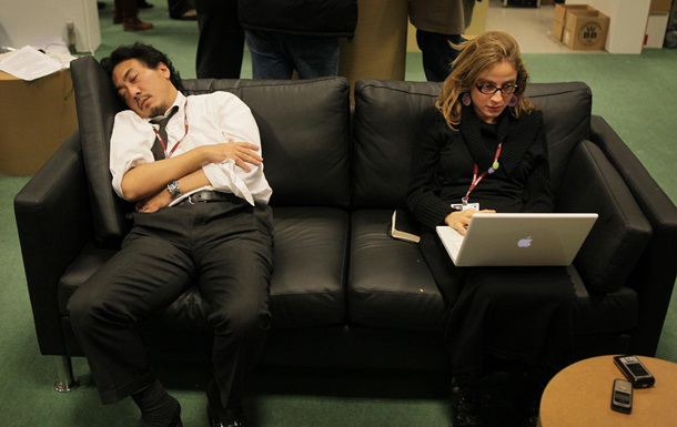 Вчені розповіли про користь сну на робочому місці