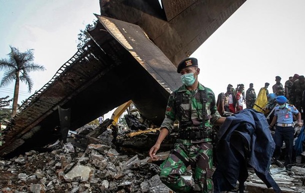 При крушении самолета в Индонезии погиб 141 человек