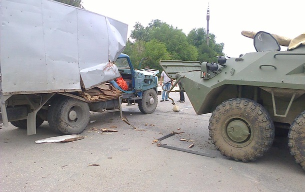 В Крыму БТР столкнулся с грузовиком – соцсети