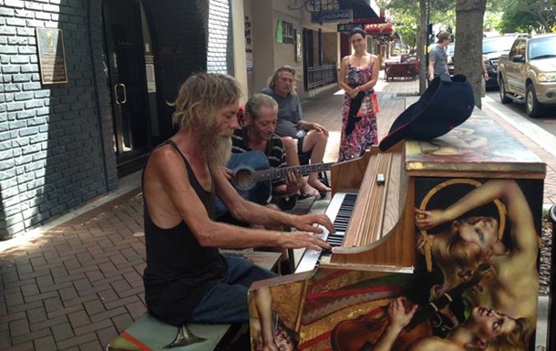 Ролик о бездомном пианисте из Флориды стал хитом соцсетей